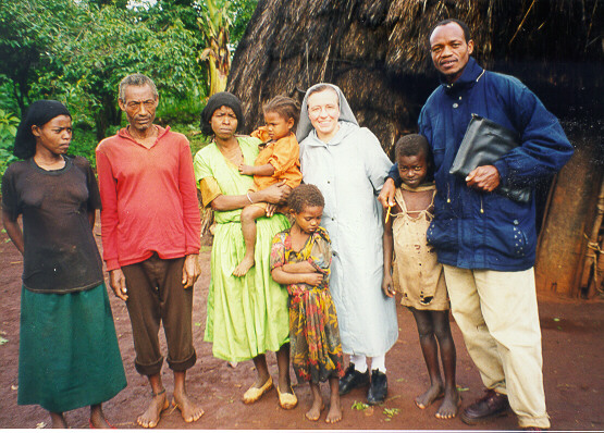 Suor Ettorina con alcune persone al villaggio